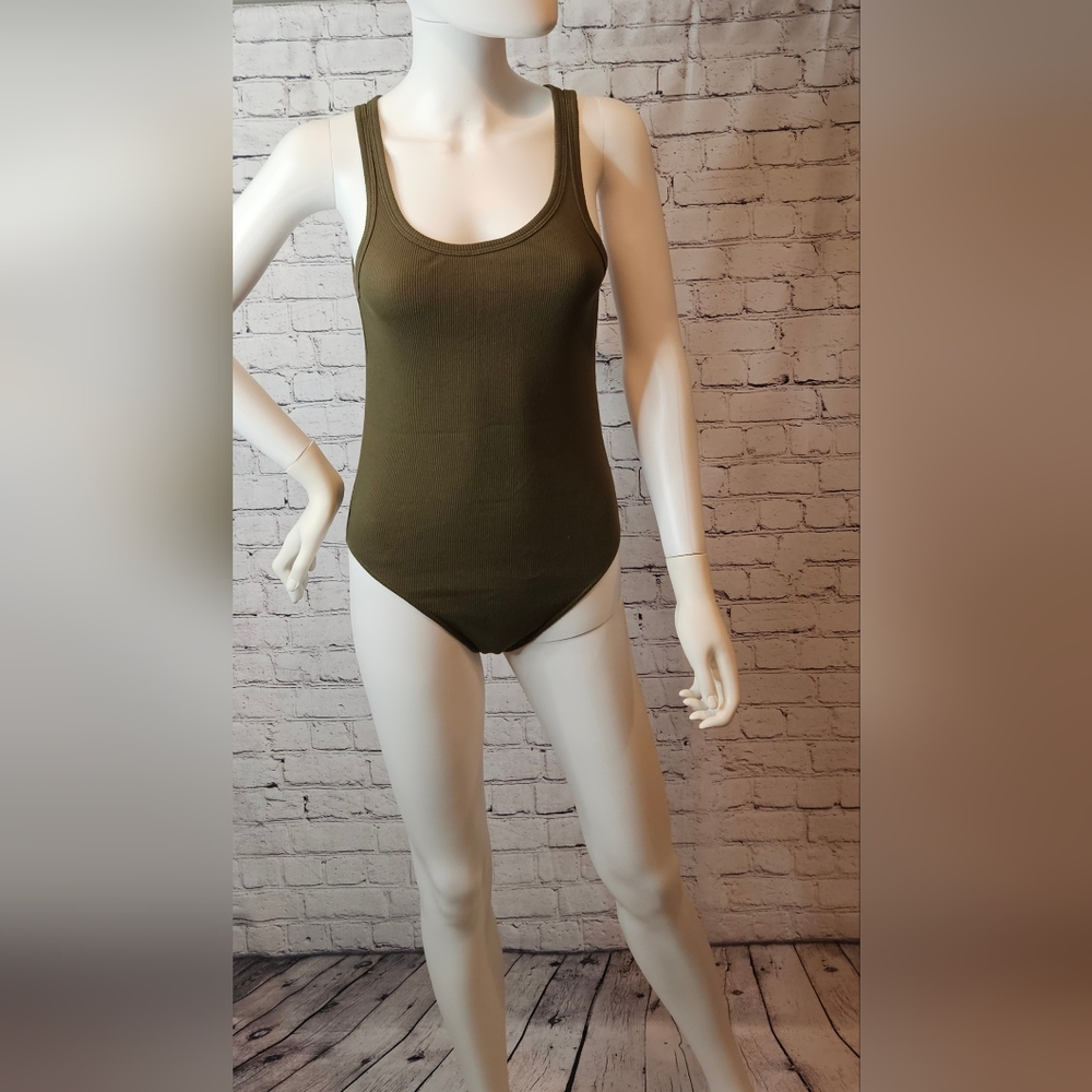 Suzie Kondi Ribbed Green Scoop Neck Sleeveless Bodysuit Size Medium